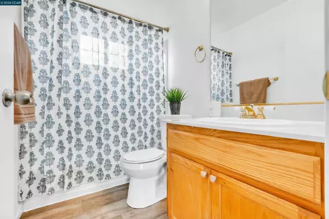 Bath - 712 Daniels Ave, Vallejo, CA 94590 photo 3 of 3