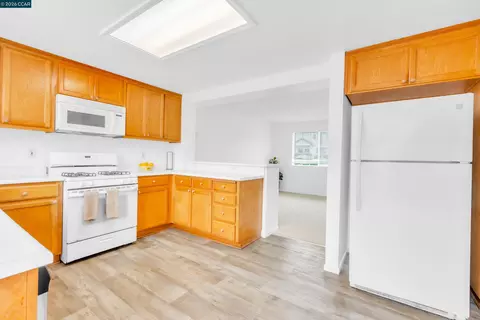Kitchen - 712 Daniels Ave, Vallejo, CA 94590 photo 1 of 2