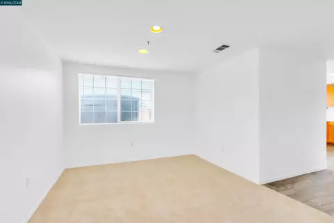 Living - 712 Daniels Ave, Vallejo, CA 94590 photo 6 of 8