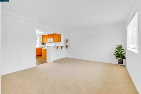 Living - 712 Daniels Ave, Vallejo, CA 94590 photo 2 of 8