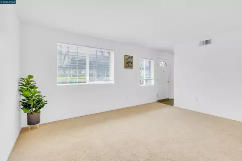 Living - 712 Daniels Ave, Vallejo, CA 94590 photo 3 of 8