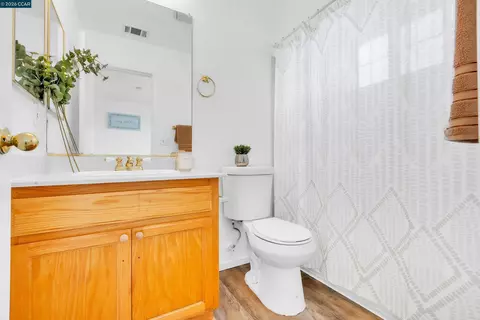 Bath - 712 Daniels Ave, Vallejo, CA 94590 photo 2 of 3