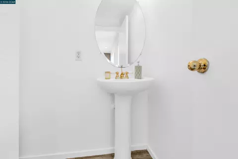 Bath - 712 Daniels Ave, Vallejo, CA 94590 photo 1 of 3