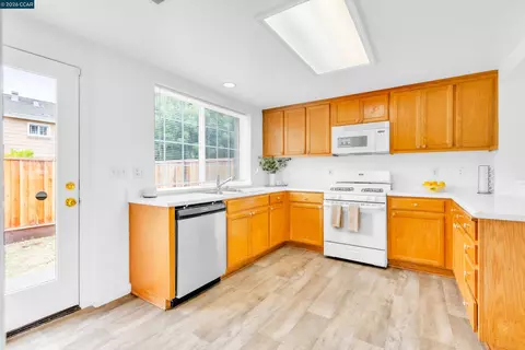Kitchen - 712 Daniels Ave, Vallejo, CA 94590 photo 2 of 2