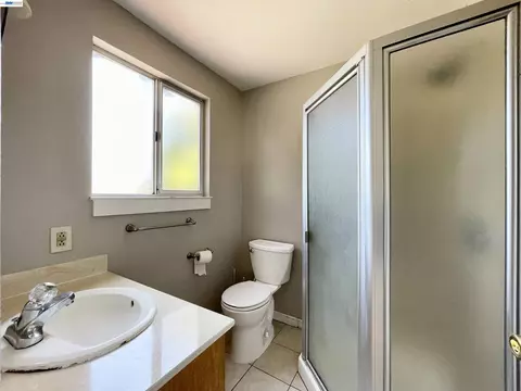 Bath - 2517 Webb Ave, Alameda, CA 94501 photo 2 of 3