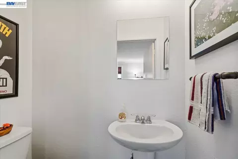 Bath - 44 Parrott St, Vallejo, CA 94590 photo 2 of 2