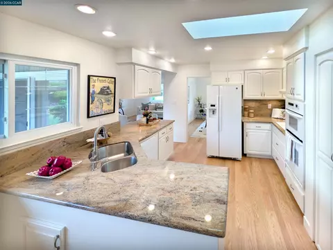 Kitchen - 423 Deerfield Dr, Moraga, CA 94556 photo 2 of 2