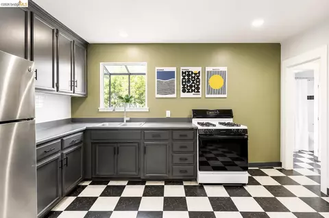 Kitchen - 318 Butte St, Vallejo, CA 94590 photo 2 of 2