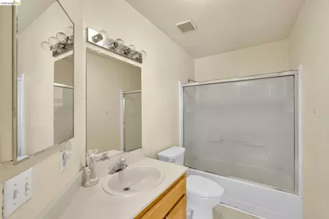 Bath - 1553 Shadowood Ct, Tracy, CA 95376 photo 3 of 3
