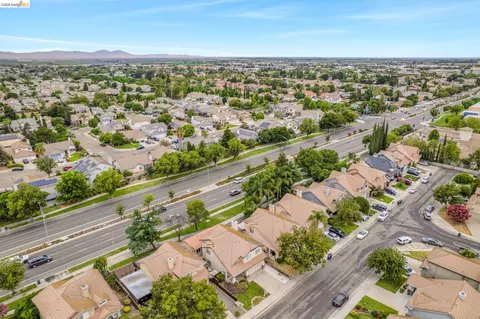 View/Area - 1553 Shadowood Ct, Tracy, CA 95376 photo 7 of 9