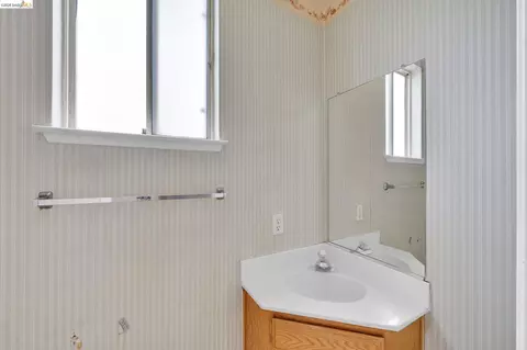 Bath - 1553 Shadowood Ct, Tracy, CA 95376 photo 1 of 3