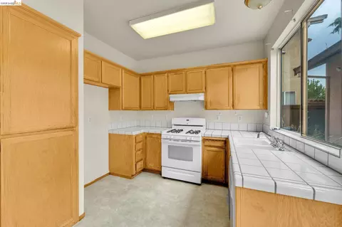 Kitchen - 1553 Shadowood Ct, Tracy, CA 95376 photo 1 of 2