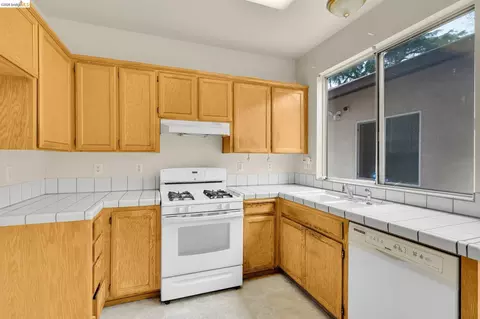 Kitchen - 1553 Shadowood Ct, Tracy, CA 95376 photo 2 of 2