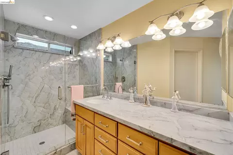 Bath - 1553 Shadowood Ct, Tracy, CA 95376 photo 2 of 3