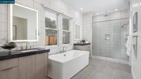 Bath - 3194 Fuller Ave, Tracy, CA 95377 photo 1 of 2
