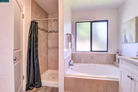 Bath - 4323 Arleda Ln, Concord, CA 94521 photo 3 of 5