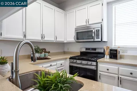Kitchen - 208 Commodore Dr, Richmond, CA 94804 photo 1 of 5