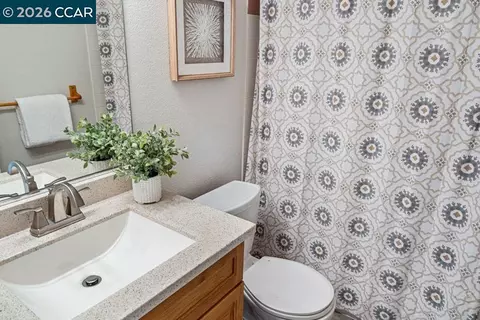 Bath - 208 Commodore Dr, Richmond, CA 94804 photo 2 of 4