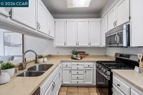 Kitchen - 208 Commodore Dr, Richmond, CA 94804 photo 2 of 5
