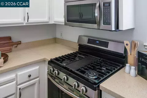 Kitchen - 208 Commodore Dr, Richmond, CA 94804 photo 4 of 5