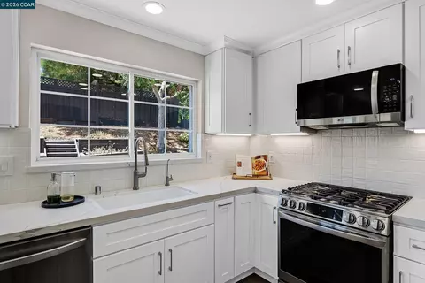 Kitchen - 11698 Serra Ct, Dublin, CA 94568 photo 2 of 7