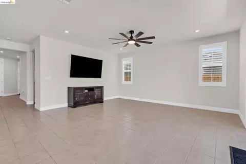 Living - 1553 Base Ct, Dixon, CA 95620 photo 3 of 3