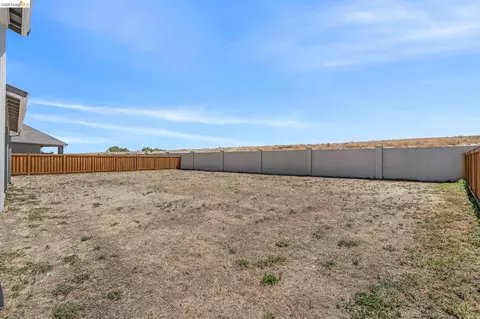 Exterior - 1553 Base Ct, Dixon, CA 95620 photo 6 of 11