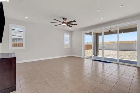 Living - 1553 Base Ct, Dixon, CA 95620 photo 1 of 3