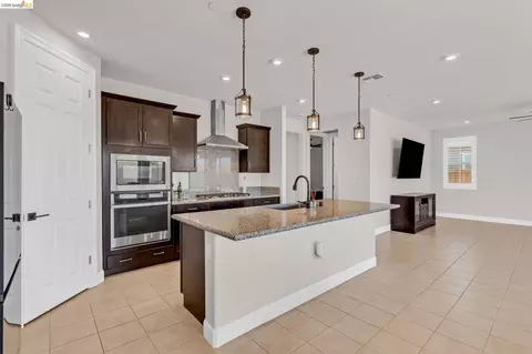 Kitchen - 1553 Base Ct, Dixon, CA 95620 photo 3 of 3