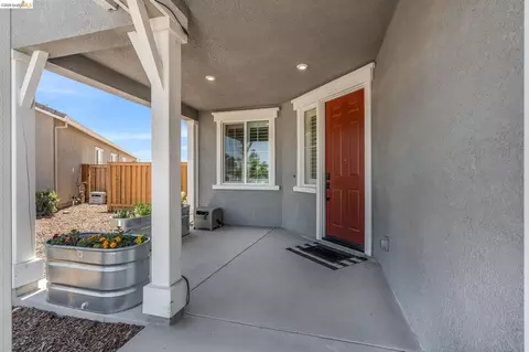 Exterior - 1553 Base Ct, Dixon, CA 95620 photo 5 of 11