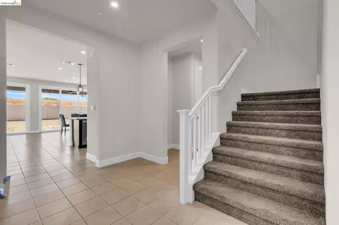 Entry Way - 1553 Base Ct, Dixon, CA 95620 photo 2 of 4