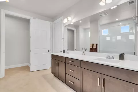 Bath - 1553 Base Ct, Dixon, CA 95620 photo 3 of 5