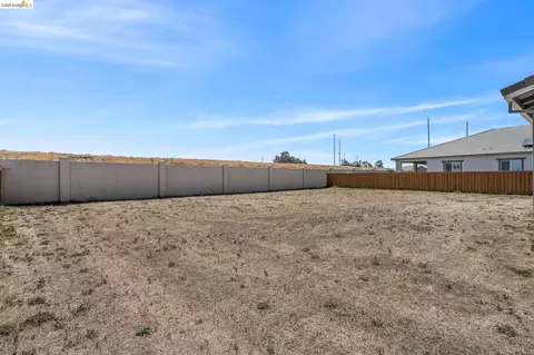 Exterior - 1553 Base Ct, Dixon, CA 95620 photo 7 of 11