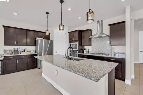 Kitchen - 1553 Base Ct, Dixon, CA 95620 photo 2 of 3