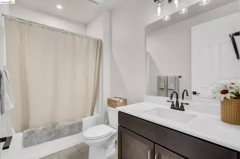 Bath - 1553 Base Ct, Dixon, CA 95620 photo 1 of 5