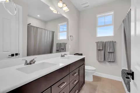 Bath - 1553 Base Ct, Dixon, CA 95620 photo 2 of 5