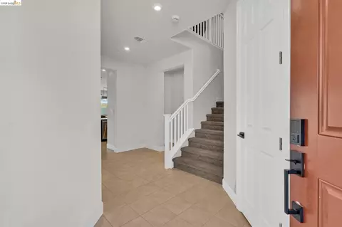 Entry Way - 1553 Base Ct, Dixon, CA 95620 photo 1 of 4