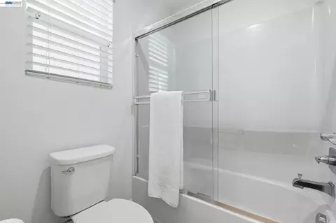 Bath - 8553 Schooner Way, Newark, CA 94560 photo 3 of 4