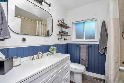 Bath - 2160 Walnut St, Martinez, CA 94553 photo 1 of 1