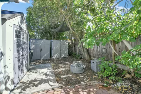 Exterior - 2160 Walnut St, Martinez, CA 94553 photo 6 of 8