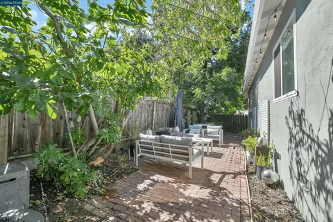 Exterior - 2160 Walnut St, Martinez, CA 94553 photo 4 of 8
