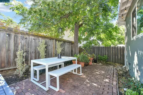 Exterior - 2160 Walnut St, Martinez, CA 94553 photo 5 of 8