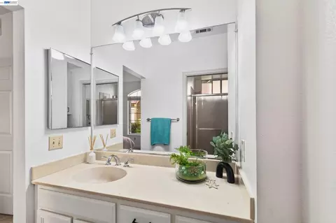 Bath - 7672 Tuscany Dr, Dublin, CA 94568 photo 3 of 7