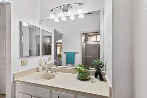 Bath - 7672 Tuscany Dr, Dublin, CA 94568 photo 4 of 7