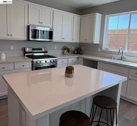 Kitchen - 254 Mindy Way, Pittsburg, CA 94565 photo 2 of 7