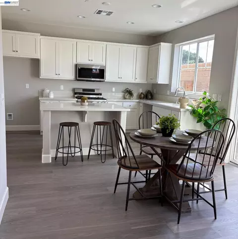 Kitchen - 254 Mindy Way, Pittsburg, CA 94565 photo 3 of 7