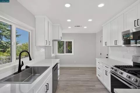 Kitchen - 1910 Encima Dr, Concord, CA 94519 photo 3 of 5