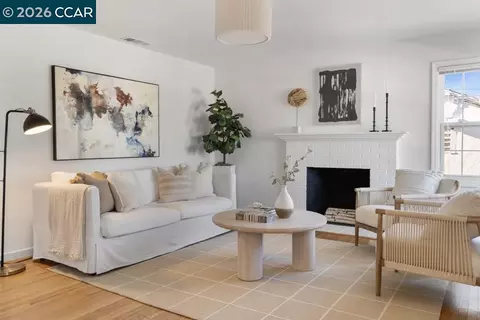 Living - 162 Riverview Dr, Pittsburg, CA 94565 photo 2 of 3