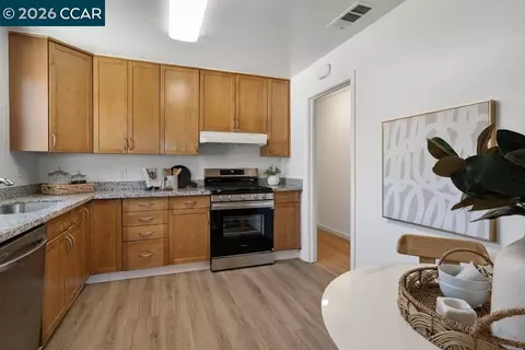 Kitchen - 162 Riverview Dr, Pittsburg, CA 94565 photo 2 of 3