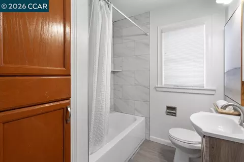 Bath - 162 Riverview Dr, Pittsburg, CA 94565 photo 2 of 3
